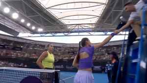 Gestul Arynei Sabalenka în momentul strângerii de mână cu Sorana Cîrstea, la fileu! Liderul WTA a avut o reacție elocventă la Brisbane. VIDEO