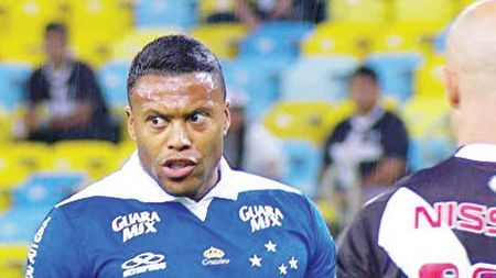 
Blaturi și în Brazilia? Julio Baptista a fost surprins "în flagrant" de camera care transmitea meciul 

