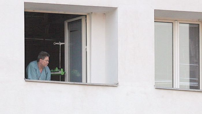 Ochii de la etajul 6!** Cornel Dinu i-a urmărit pe "câini" din balconul de la Urgență, iar azi va vedea meciul tot acolo