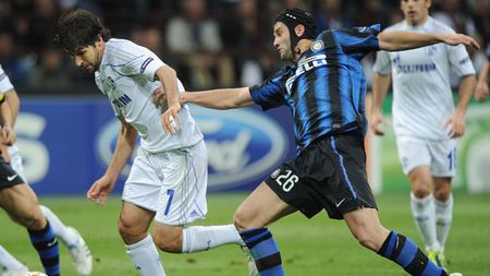 Ce va scrie oare acum?** Chivu, criticat dur înainte de meciul cu Schalke: "Parcă e călare pe o cămilă, în timp ce toți zboară pe lângă el"