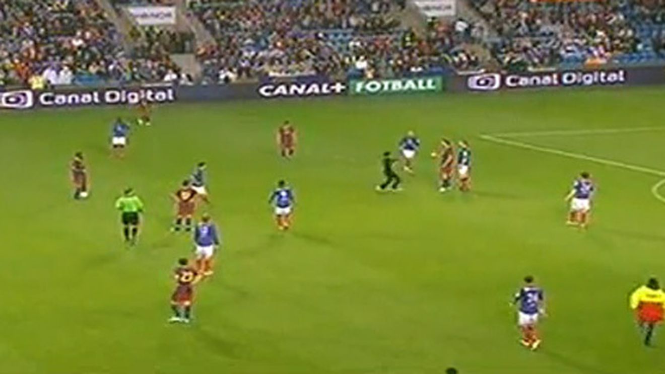 VIDEO **Ibrahimovic rămâne un jucător iubit! Un fan a intrat pe teren și i-a sărit în brațe :)