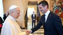 Papa Francisc al XIV-lea a dat mâna cu Cristi Chivu. Imaginea momentului cu un român care face o țară întreagă mândră de el