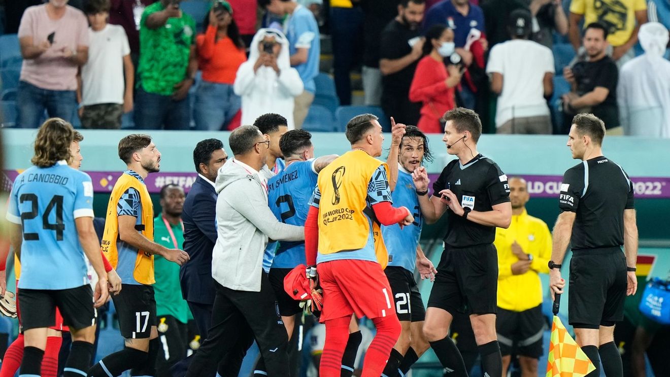 Luis Suarez plângea pe bancă, iar colegii lui s-au năpustit asupra arbitrului după fluierul de final al meciului Ghana - Uruguay! Ce i-au reproșat