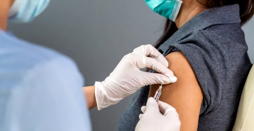 De ce producătorii consideră periculoasă amânarea celei de-a doua doze de vaccin anti-COVID