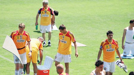 Pițurcă a pus jucătorii să poarte apărătorile la antrenamente!