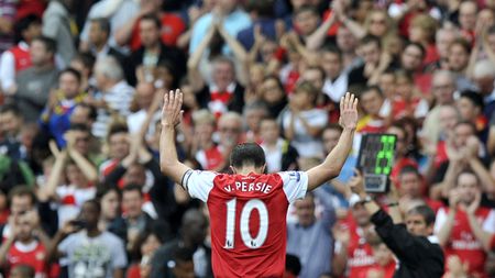 Mai pierde Wenger un căpitan?** Van Persie amână prelungirea contractului cu Arsenal