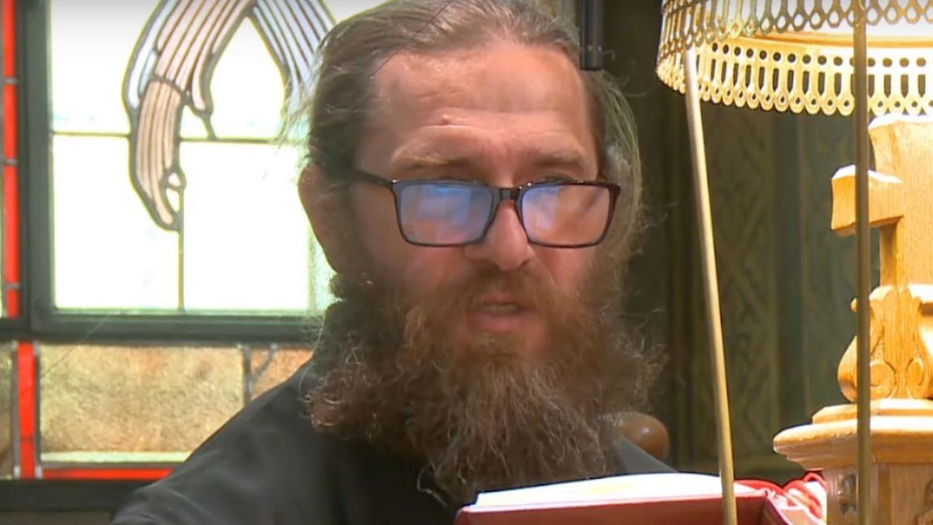 Cum trăiește, de fapt, acum, Alexandru Tudor, fostul arbitru care a ales viața monahală, deși nu se poate călugări! Transformarea fizică e incredibilă și e aproape imposibil de recunoscut, la 52 de ani, dar e slujitorul lui Dumnezeu și ajutorul lui Gigi Becali: „Am fost să sfințesc Arena Națională, dar acolo sunt duhuri rele multe”