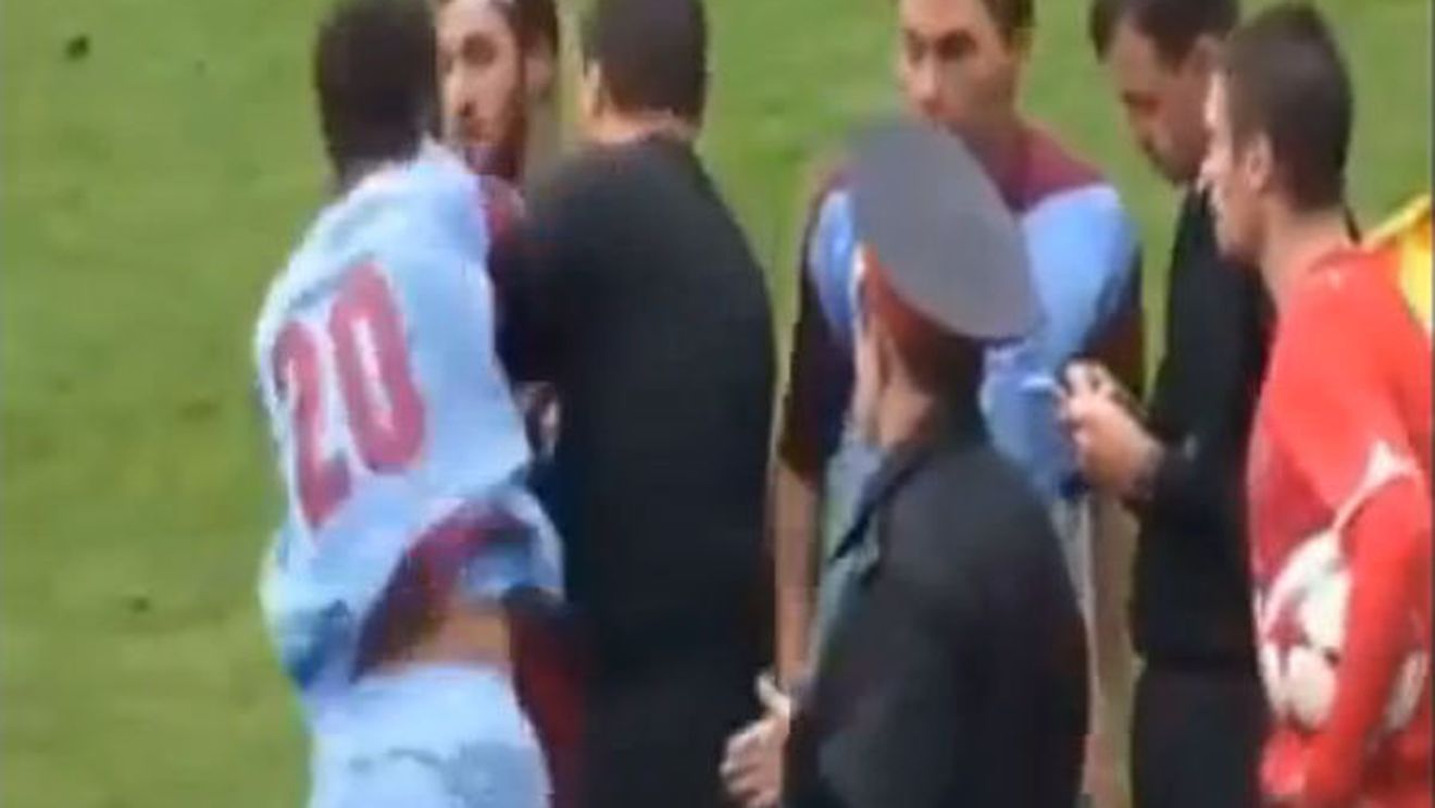 Bancuri cu moldoveni! :) Explicațiile jucătorului care i-a "mutat" fața unui arbitru, cu un pumn de profesionist! Pe englezi i-a dat pe spate! ** VIDEO