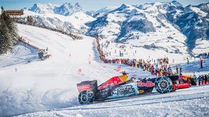 GALERIE FOTO | Cel mai tânăr pilot din istoria Formulei 1 s-a dat cu bolidul de 800 de cai putere pe pista de schi