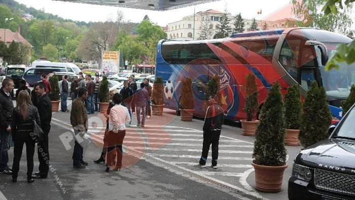 FOTO Steliștii, așteptați de fani în fața hotelului!** Răducan: "Sper să nu ajungem la penalty-uri"