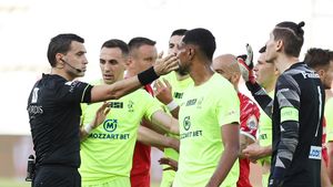 Ce nu s-a văzut la TV după Dinamo - Poli Iași 1-0! Au sărit scântei pe teren între coechipieri: căpitanul a urlat la colegi, în special la cel care a ieșit cu mâna luxată, iar unul dintre fotbaliștii tineri a început să plângă în hohote