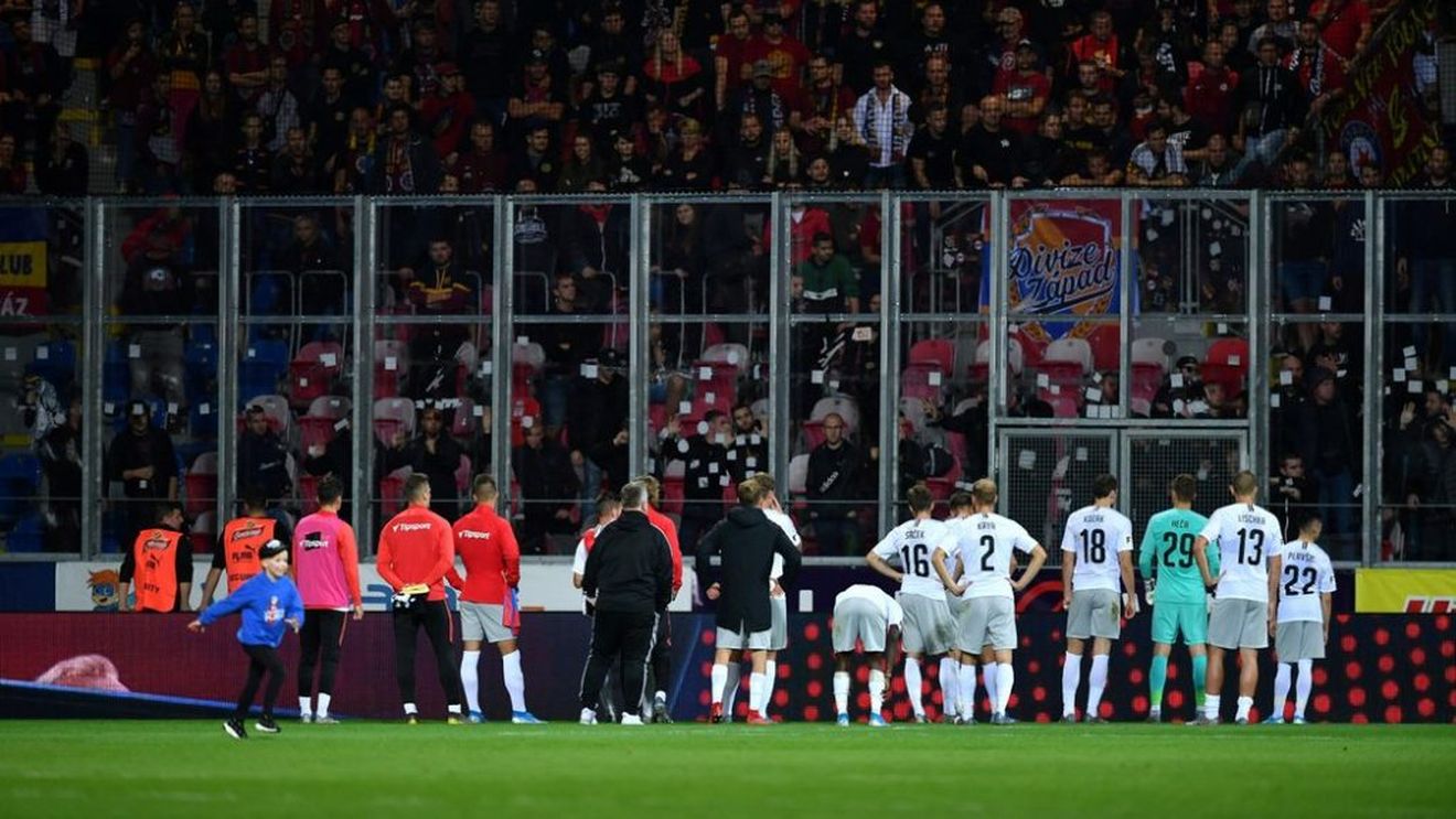 Florin Niță și colegii de la Sparta Praga, dezbrăcați de suporteri. Galeria cehilor nu a mai suportat umilințele din campionat