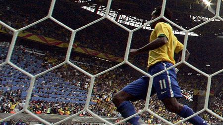 FABULOS! În 1997 juca la Real Madrid, în 2002 finala Ligii, iar în 2006 marca la CM! SUPER mijlocașul care NU VREA să se mai lase a debutat ieri la noua lui echipă: