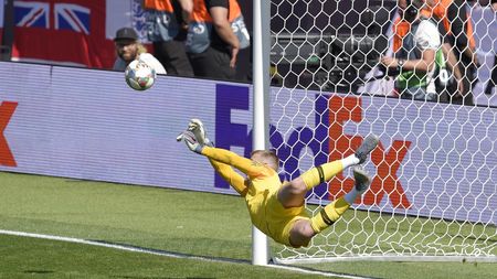 Hațegan, în centrul atenției într-un meci cu de toate, Anglia - Elveția! Arbitrul român a anulat un gol pe baza VAR, portarul Pickford a înscris din penalty