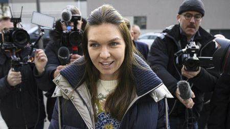 Cât costă geaca purtată de Simona Halep la procesul de la TAS! Valorează mai mult decât premiul încasat de o jucătoare la turneul de la Cluj. FOTO