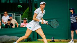 Secretele de pe mânecile Soranei Cîrstea sau cum se transformă albul de la Wimbledon într-o tiparniță de dolari