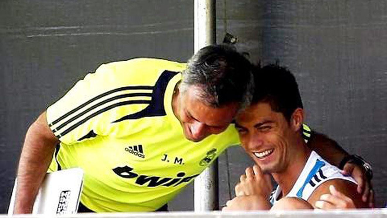 Mourinho și Ronaldo nu s-au mai confruntat cu așa ceva vreodată!** Fanii voiau autografe, ea se afla acolo pentru altceva! "E fan BarÃ§a sau vrea să se răzbune?" VIDEO