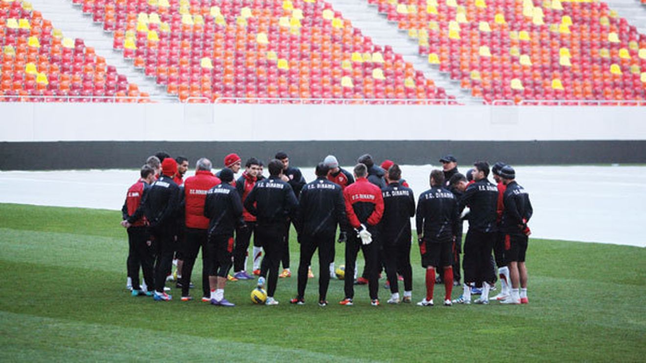 Atenție Dinamo: "Gazon periculos!"** Doi jucători s-au rupt la încălzire pe Național Arena înainte de România-Uruguay