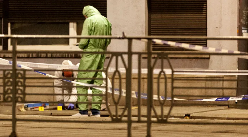 Cine este bărbatul care a comis atentatul terorist din Bruxelles! Au apărut primele imagini din momentul în care criminalul i-a ucis pe fanii suedezi: atenție, secvențele filmate vă pot afecta emoțional. UPDATE: Teroristul a fost împușcat mortal de polițiștii belgieni | VIDEO