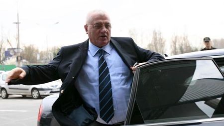 Becali vrea să-l schimbe pe Dragomir! AȘA ar vota cluburile din Liga I!** Vezi cine sunt aliații patronului Stelei!