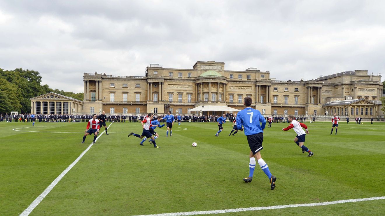 FOTO: Primul meci de fotbal jucat la Palatul Buckingham. Prințul William: "Dacă spargeți vreo fereastră, răspundeți în fața Reginei!"