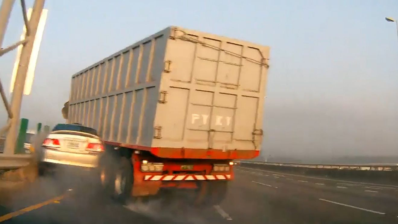 VIDEO - Accident teribil pe o autostradă, după explozia unui cauciuc