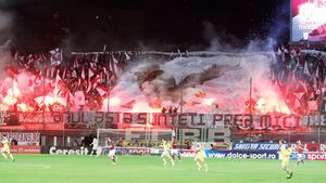 Răzbunarea steliștilor:** "Dinamo merită să fie rivala noastră! Ei au făcut presiuni să fim pe stadion!" Replica Giuleștiului: "Cei din Ghencea și-au luat fustițe la ordinul lui Becali"