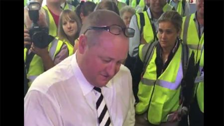 Metoda "Gigi Becali!" VIDEO: Ce a scos din buzunare patronul lui Newcastle United când a fost supus unui control