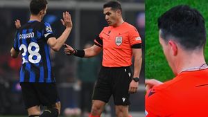 Istvan Kovacs, înjurat pe teren de fotbaliști în Inter - Atletico! Ce a făcut arbitrul român, care în Superliga e extrem de instransigent cu jucătorii care comentează la el