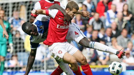 Wilshere "împărțit" de Pearce și Capello! Pușitiul lui Arsenal va juca doar partida tur cu România