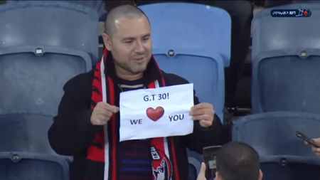 VIDEO | Impresionant! Fanii lui Hapoel Haifa și un gest de maxim atașament pentru Gabi Tamaș. Ce s-a întâmplat în minutul 30