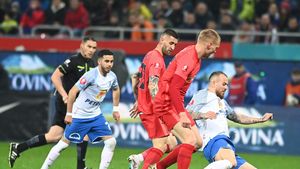 Cum arată trofeul pe care campioana Superligii îl va primi în acest sezon! Imagini spectaculoase cu "bijuteria" pentru care se luptă Gigi Becali şi Gică Hagi! | FOTO