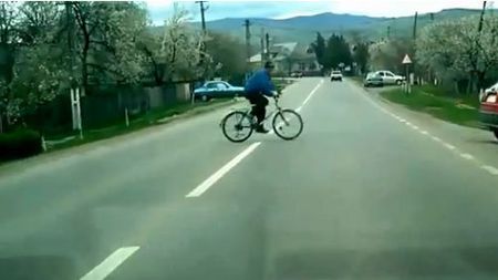 VIDEO Se întâmplă pe șoselele din România: un biciclist beat sare în fața mașinii