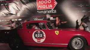 VIDEO SUPER TARE** Un Ferrari cu personalitate i-a dat pe toți cu "roțile" în sus: le-a tras mocheta de sub picioare :)