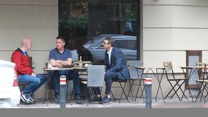 Eugen Neagoe, surprins la negocieri în București! Antrenorul și-a pregătit revenirea pe bancă: personajul misterios care și-a făcut apariția la masă | VIDEO&FOTO