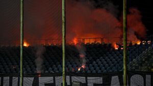 Derby încins la Severin! Fanii lui FC „U” Craiova au organizat un spectacol pirotehnic la porțile stadionului, iar mai multe torțe aprinse au ajuns în tribune | FOTO & VIDEO