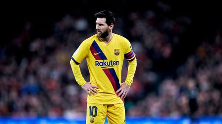 Proteste la Barcelona, după vestea trăsnet că Leo Messi pleacă de la echipă. Fanii s-au adunat în jurul clădirii unde s-au întâlnit de urgență șefii clubului și au cerut demisia președintelui Bartomeu | VIDEO
