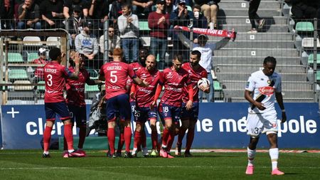 Imagini incredibile în Ligue 1, Franța: mai mulți suporteri și-au dat chiloții jos în spatele porții, înaintea unui penalty! Totul s-a întâmplat la duelul Clermont - Angers 2-1 | FOTO