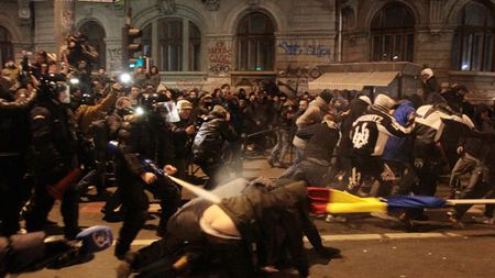 VIDEO Ambuscada de pe Magheru! Ultrașii vin cu o ipoteză șocantă:** a fost o înscenare! Uite ce s-ar fi întâmplat de fapt