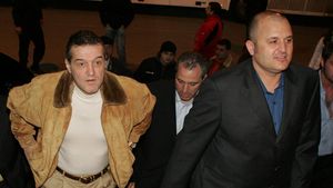 Reacția lui Adrian Mititelu după ce Becali a declarat că fostul patron al Universității îl va ajuta să redobândească denumirea de "Steaua". I-a găsit și o nouă poreclă lui Becali :)