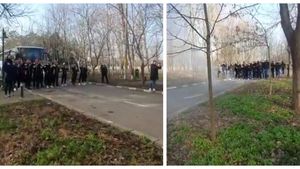 VIDEO | Surpriză pentru ASU Poli la Slobozia. Suporterii din Peluza Sud Timișoara au făcut deplasarea pentru a-i încuraja pe Ioan Mera și compania înainte de meciul cu Unirea. Jucătorii nu i-au putut răsplăti pe măsură pe teren