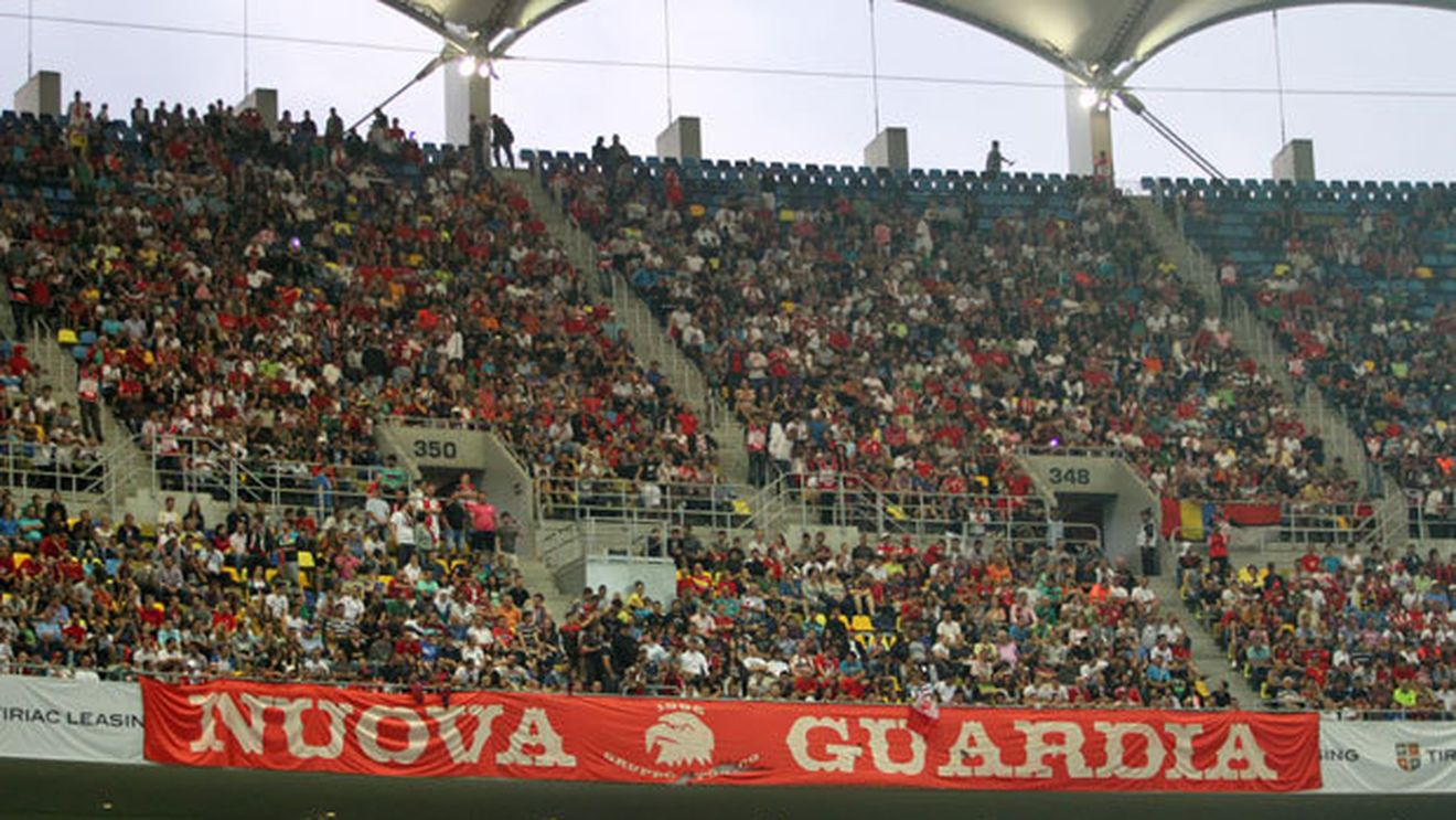 Goana după puncte nu a stricat frăția dintre galeriile lui Dinamo și "U" Cluj!** Ce mesaj au afișat fanii "câinilor" la intrarea ardelenilor în tribunele Național Arena