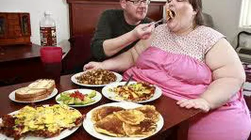 FOTO Mănâncă zilnic 30.000 de calorii cu un scop declarat: să devină cea mai grasă femeie din lume