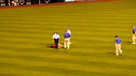 VIDEO INCREDIBIL** Mai ceva ca în "vestul sălbatic"! Un suporter a fost împușcat la un meci de baseball!