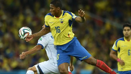 Antonio Valencia rămâne pe "Old Trafford": a semnat un nou contract cu United: "Abia aștept să lucrez cu Van Gaal"