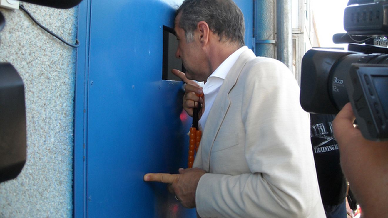 La vorbitor!** "Mâine merg iar la Penescu să negociez pentru Cristi"