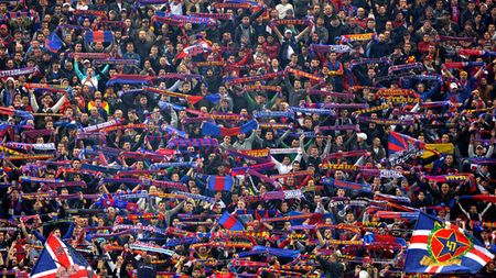 Suporterii Stelei, clipe emoționante pe Stamford Bridge.** Englezii au rămas mască! The Guardian: "Zici că sunt la ei acasă"