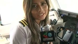 "Merg acolo cu multe speranțe și noroc!" VIDEO | Interviurile date de echipaj și jucători chiar înainte de decolarea spre Columbia. Tânăra copilot din imagini se afla la primul ei zbor!