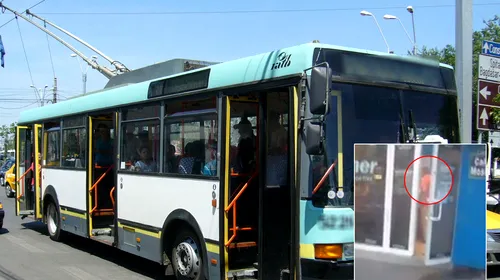 VIDEO | Ce face un șofer RATB când semaforul arată roșu, iar pe dreapta e o casă de pariuri :) Pasagerii l-au așteptat liniștiți să se întoarcă