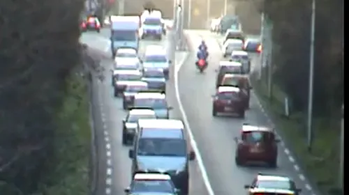 SUPER VIDEO Farsa care le-a făcut drumul spre casă un coșmar! În România îl „lipeau de asfalt” :) 23 de milioane de oameni au râs la clipul ăsta